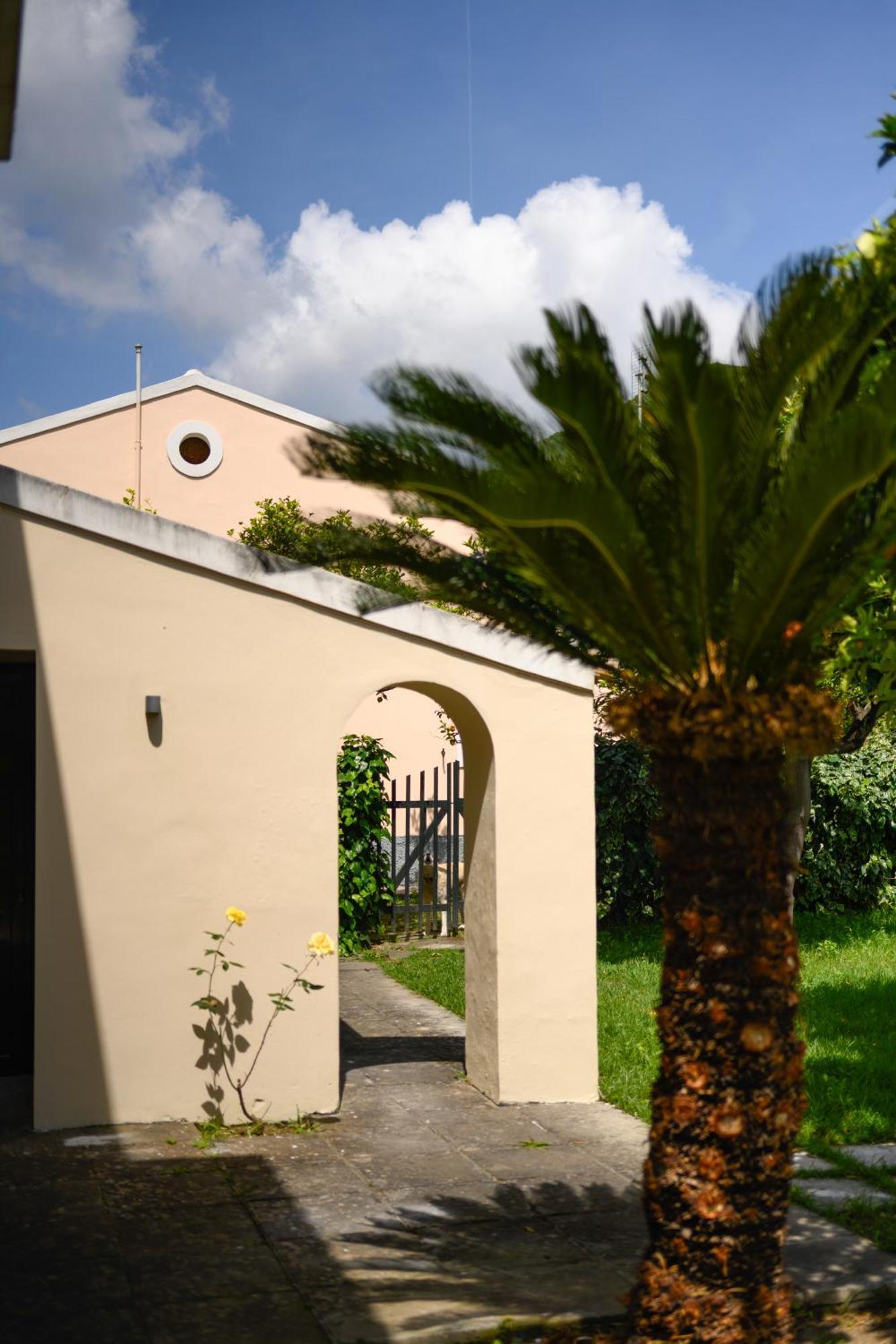 Orange Grove Suites Бенитсес Экстерьер фото